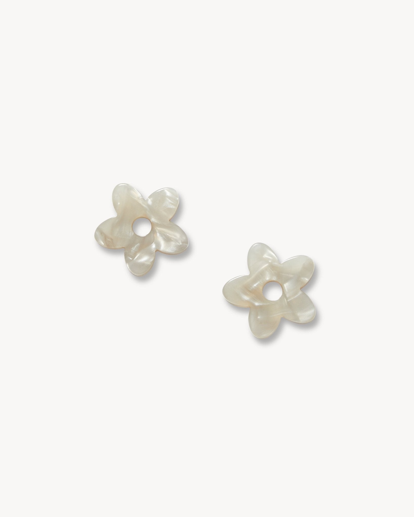 petite-flower-charms-in-grey-shell-425183